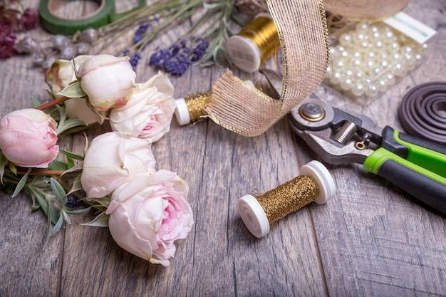 Jak zrobić butonierkę z kwiatów na wyjątkową okazję?