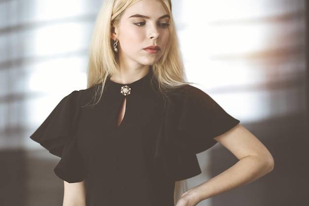 Jaka biżuteria do szarej sukienki sprawdzi się na różne okazje?