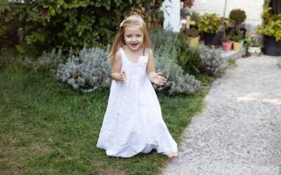 Jaka suknia dla niskiej osoby będzie dobrym wyborem?