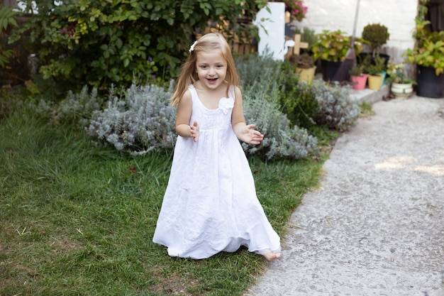 Jaka suknia dla niskiej osoby będzie dobrym wyborem?