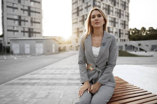 Jaki żakiet do szarej sukienki wybrać na różne okazje?